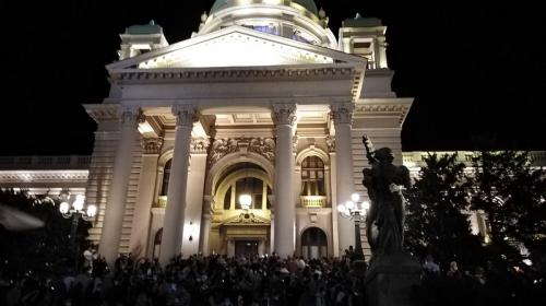 ForPost - Десятки человек пострадали во время бунта в Белграде