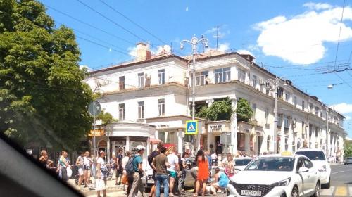 ForPost - В центре Севастополя пешеход попал под колёса стоявшего автомобиля