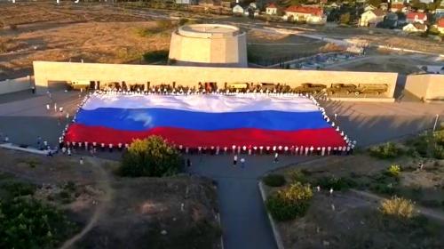 ForPost- На 35-й батарее в Севастополе развернули самый большой флаг России 