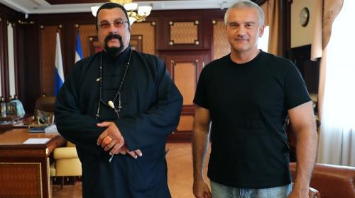 ForPost - Американский актер Стивен Сигал прилетел в Крым