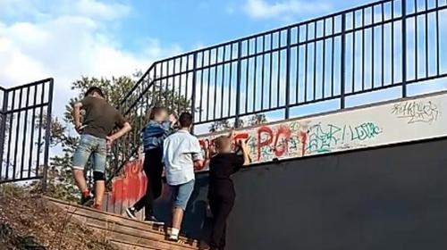 ForPost- В Севастополе подростки-хулиганы изрисовали новый парк «Учкуевка»