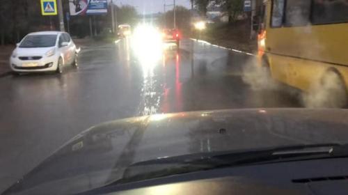 ForPost- Тонны воды разлились по улицам Симферополя (ВИДЕО)