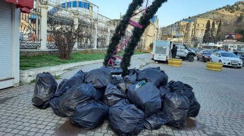 ForPost- Издалека выглядит как арт-объект – черные камни: на набережной Балаклавы неделю лежат мешки с мусором