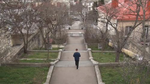 ForPost- Таврическую лестницу в Севастополе отмыли от варварской росписи 
