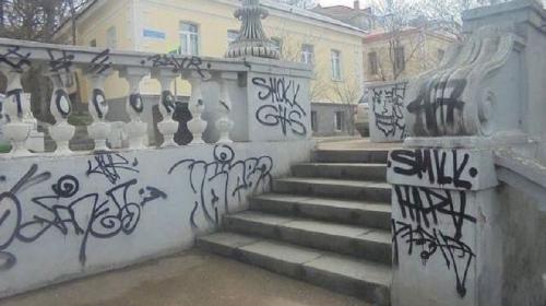 ForPost- В Севастополе решили «оценить» вандализм на памятниках и стенах