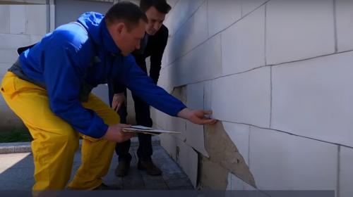 ForPost- Севастопольский чиновник грозит полицией реставратору, поломавшему Большую Морскую пальцем