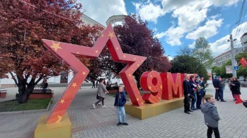 ForPost - Парад Победы в столице Крыма с преподавателем Аксенова и одиночным пикетчиком ForPost - Парад Победы в столице Крыма с преподавателем Аксенова и одиночным пикетчиком