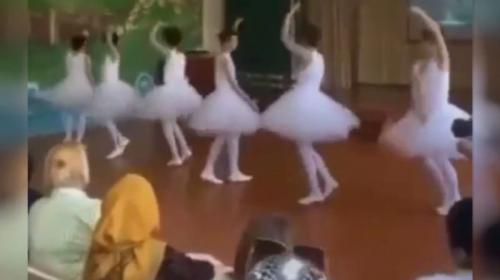 ForPost- «Кто вы после такого»: школьников затравили за танец маленьких лебедей
