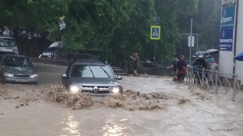 ForPost - Из-за ливня в Крыму закрыт въезд в Ялту