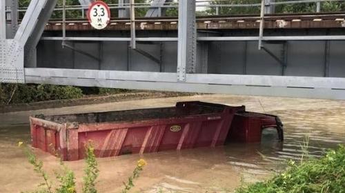 ForPost - В Севастополе грузовик ушёл под воду