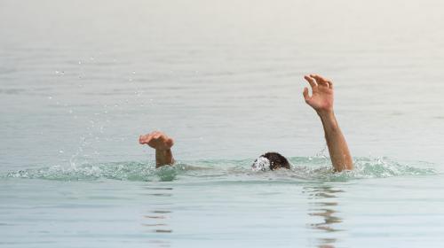 ForPost- Прогулочный катер протаранил купальщика у пляжа Севастополя, – очевидцы