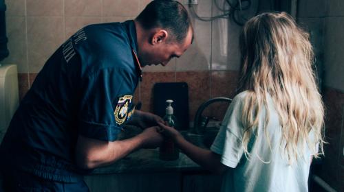 ForPost- В Севастополе старший брат привел сестру к спасателям за помощью 