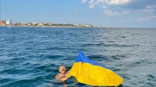 ForPost- Украинский блогер устроил в Крыму переполох с чужим флагом