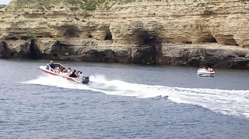 ForPost- Прогулочные катера на Тарханкуте ездят по головам отдыхающих