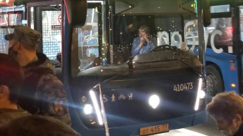 ForPost - Парень пинком вытолкнул свою обидчицу под колёса автобуса