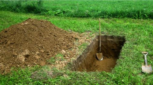 ForPost- В Севастополе покойника хотели закопать в метровой могиле 