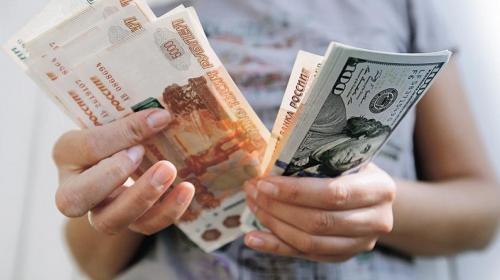 ForPost- Кассир банка пропала с коробкой, набитой миллионами рублей и валютой. Видео