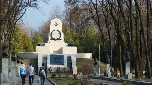 ForPost- В Днепре не знают, что делать с бюстами героев обороны Севастополя