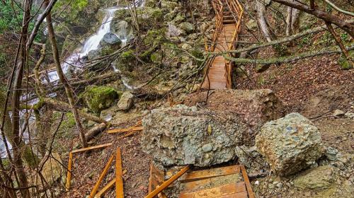 ForPost - Небывалый камнепад разрушил тропу к известному крымскому водопаду