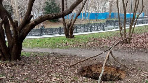 ForPost - Земля в столичном парке Крыма ушла из-под ног