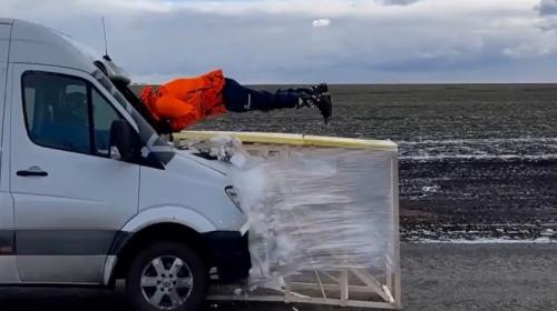 ForPost - Российский каскадёр первым в мире пролетел маршрутку насквозь. Видео