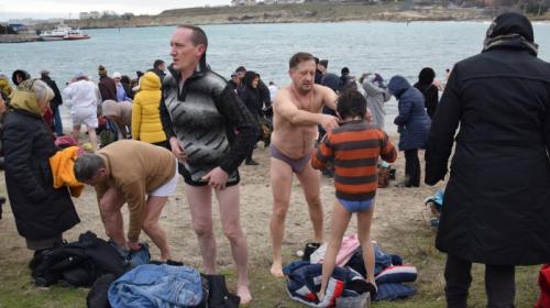 ForPost- COVID-19 и вера: в Севастополе решили не отменять крещенские купания