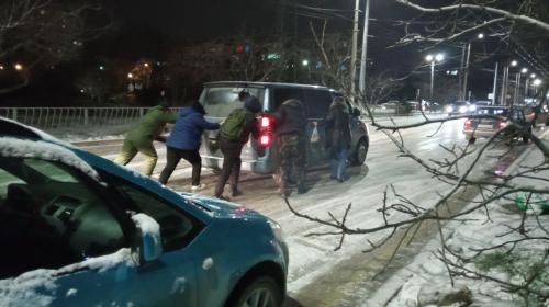 ForPost - Гололед обездвижил автомобили в Севастополе ForPost - Гололед обездвижил автомобили в Севастополе