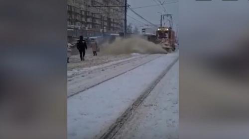 ForPost- Снегоуборочник с головой накрыл людей снежной грязью. Видео