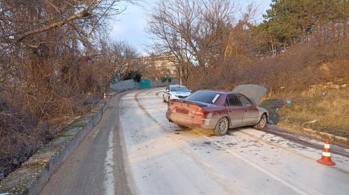 ForPost- В Севастополе автомобиль перекрыл полосу движения после крутого виража