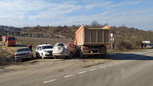 ForPost- Грузовик с незаконно добытым сырьём устроил тройное ДТП в Севастополе