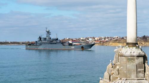 ForPost- В Севастополь пришла основная часть больших десантных кораблей двух флотов России