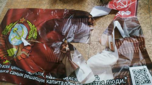 ForPost- В Севастополе неизвестные разорвали баннер с изображением Сталина