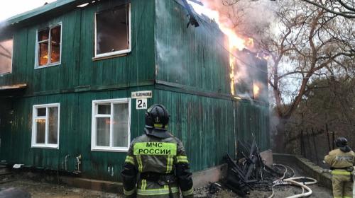 ForPost- В Севастополе тушат крупный пожар в многоквартирном доме