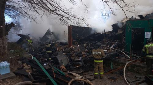 ForPost- В Севастополе в завалах сгоревшего дома ищут семью из четырёх человек 