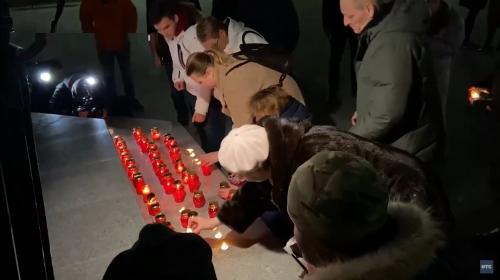 ForPost- В Севастополе зажгли свечи в память о погибших от ракетного удара по Донецку