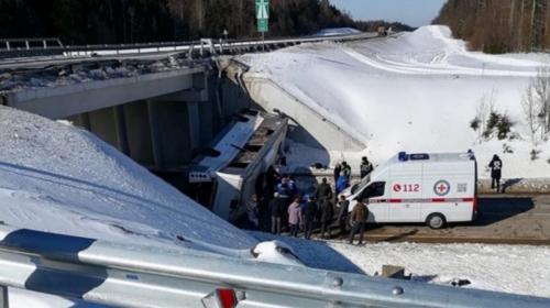 ForPost - Автобус с 20 людьми упал с моста в Подмосковье