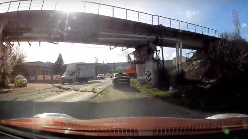 ForPost - Размахивающий «стрелой» грузовик протаранил мост под Севастополем 
