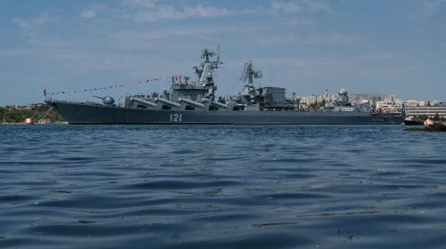 ForPost- Крейсер «Москва» буксируют в порт 