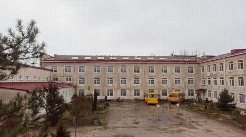 ForPost- Порывом штормового ветра со школы в крымском селе снесло кровлю