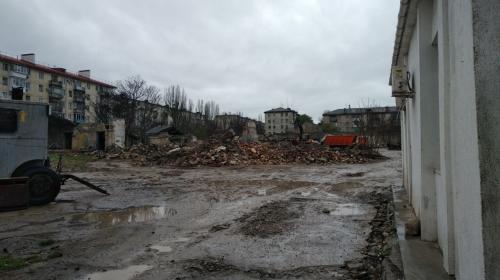 ForPost - В Севастополе идёт демонтаж промзоны бывшего хлебозавода на улице Гоголя
