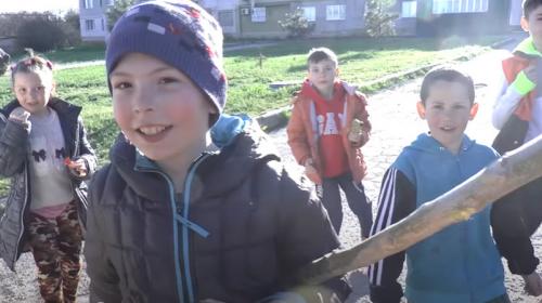 ForPost- Дети Украины радуются русскому солдату и шлют в Севастополь привет