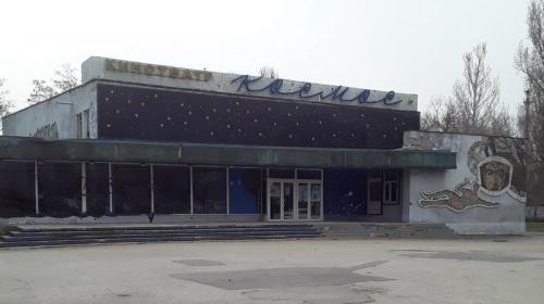 ForPost- Заброшенный кинотеатр в центре крымской столицы обжили бездомные