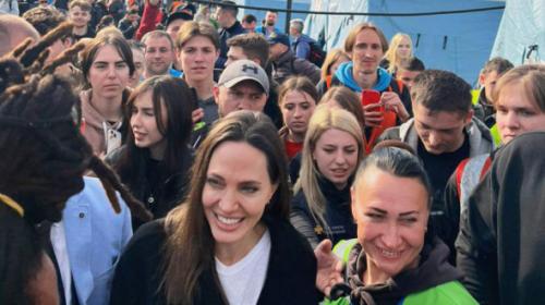 ForPost - Анджелина Джоли пообщалась с беженцами во Львове