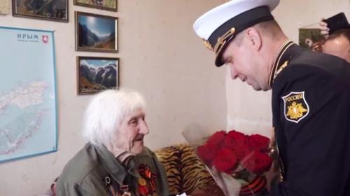 ForPost- В Севастополе провели парад для 103-летнего ветерана