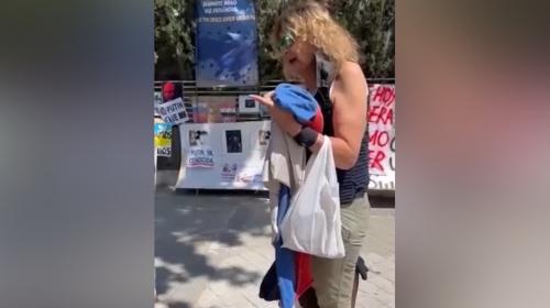 ForPost- Жительница Испании защитила российский флаг перед группой украинцев