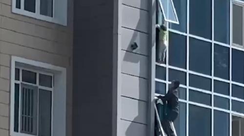 ForPost- Мужчина вылез из окна на 8 этаже, чтобы спасти ребёнка
