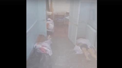 ForPost - «Прям на входе, не в холодильнике»: свалка тел в морге попала на видео