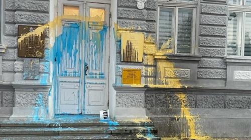 ForPost- Полиция выясняет мотивы сине-желтого нападения на администрацию Евпатории