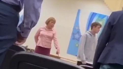 ForPost- Учительница потребовала от ученика извиняться на коленях