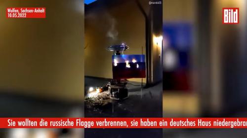 ForPost - Хитроумный фейк: украинские беженцы в Германии пытались сжечь российский флаг, но вместо этого якобы сожгли дом